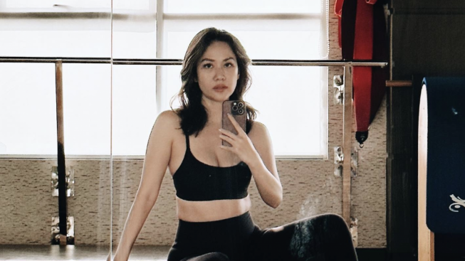 BCL Pamer Gym Body, Atletis Banget Pakai Tanktop Hitam dan Legging