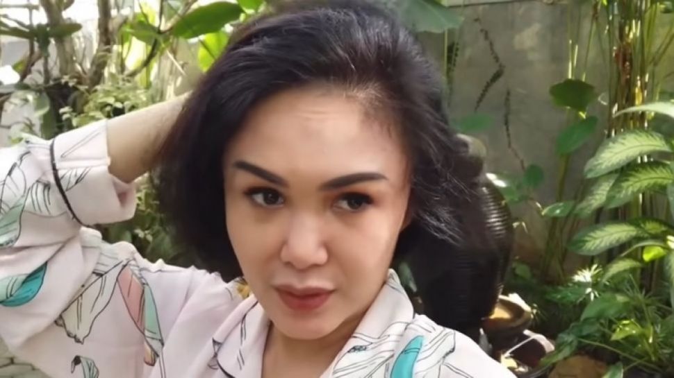 Hot Banget Tonton Video Yuni Shara Keramas Pakai Selang Di Kebun Paperplane 9357