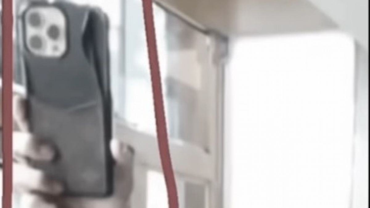 Nagita Slavina yang geram dengan case handphone Raffi Ahmad yang buluk. (Foto: Instagram @folkshitt)