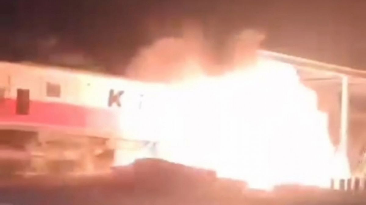 Ledakan yang terjadi setelah kereta api menabrak truk di Semarang. [Instagram Hallo Semarang.id]