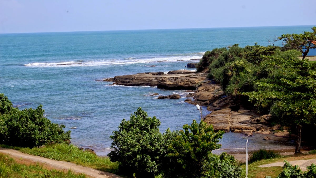 Pantai Karang Paranje [(foto: visit garut)]