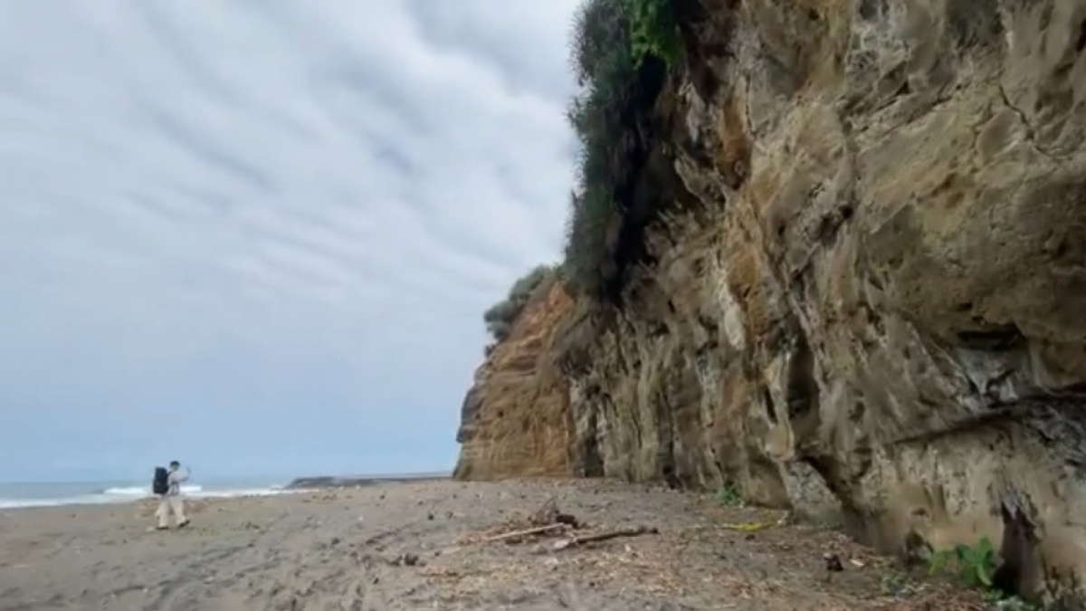 Tebing di Pantai Citanggeuleuk di wilayah Garut Selatan, jadi hidden gem yang direkomendasikan. [Youtube Diki Suryadi]