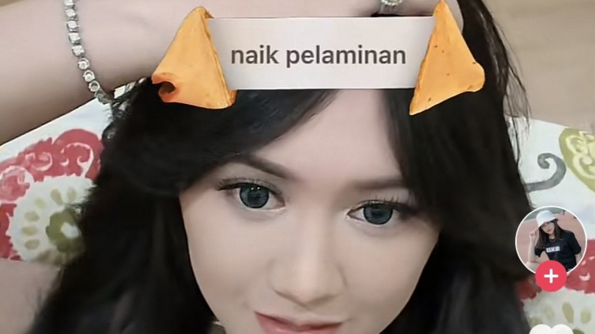 Happy Asmara saat memainkan filter ramalan sambil memegang rokok elektrik. [Tiktok Happy Asmara]