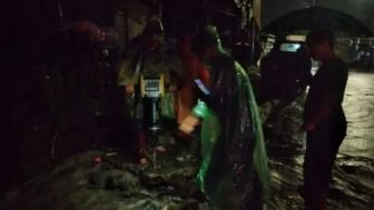 Banjir di Jalan Utama Garut Mirip Sungai, BPBD Salahkan 'Tradisi' Warga Sering Buang Sampah