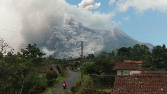 Gunung Merapi Erupsi, Luncuran Awan Panas Mengarah ke Barat Daya Begini Arahan BPBD Kepada Warga