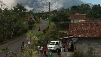 Guguran Susulan Erupsi Gunung Masih Berlangsung, Warga di Sekitar Lereng Turun ke Titik Kumpul