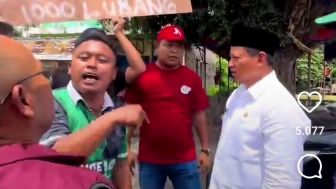 Tuntut Perbaikan Jalan Rusak, Wakil Gubernur Jawa Barat Dicegat Warga di Jalan Rengasdengklok Karawang