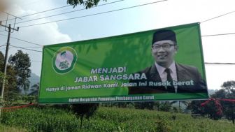 Spanduk Ridwan Kamil 'Moal Dipilih Deui', Dibentangkan Warga Garut Gara-gara Jalan Rusak