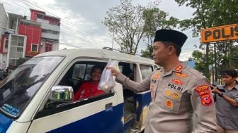 Buka Bersama Ala Polres Garut, Bukan dengan Pejabat Tapi dengan Warga yang Melintas