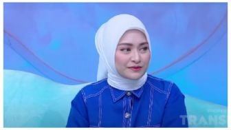 Nathalie Holscher Akui Pernah Ingin Lepas Hijab Pasca Cerai dari Sule. Nathalie: Sakit Iya, Pusing Iya