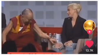 Tak Hanya Suruh Bocah Isap Lidah, Dalai Lama Elus Paha Lady Gaga di Depan Publik