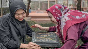 Teuku Ryan Tak Dampingi Ria Ricis Ziarah ke Makam Sang Ayah, Warganet: Suaminya Mana?