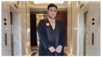 Ivan Gunawan Posting Foto Memakai Jubah Serba Hitam, Netizen Doakan Agar Segera Diberi Hidayah