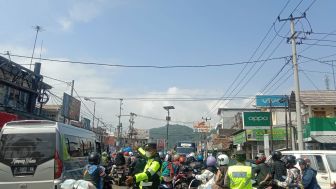 Lalin Arus Mudik di Garut: Jalur Nasional III Malangbong-Lewo Macet, Polisi Lakukan ini untuk Mengurai Kemacetan