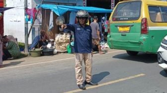 Anggota Karang Taruna Malangbong Garut, Rela Berpanas-panasan demi Kelancaran Arus Mudik