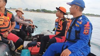 Berenang di Area Terlarang, Dua Orang Wisatawan Hanyut Tergulung Ombak di Pantai Santolo Garut