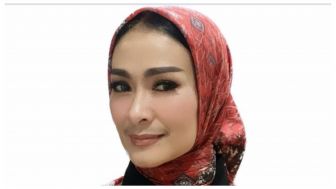 Iis Dahlia Posting Foto Mengenakan Hijab, Netizen: Rambutnya Masih Kelihatan