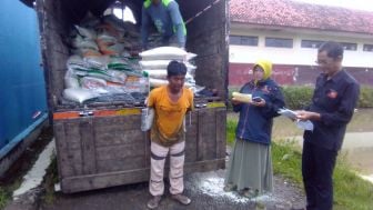 Warga di Kecamatan Selaawi Garut Mulai Menerima Beras Bantuan Ketahanan Pangan