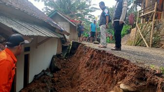 TPT Ambrol di Singajaya Garut Menimpa Sebuah Rumah, Seorang Warga Terluka Terkena Material Longsoran Tanah