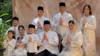 Keluarga SBY Rayakan Lebaran dengan Pakaian Muslim Putih, Kain Dasar Tenun Garut dan Bordir Tasikmalaya