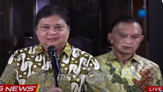 Berbeda Tempat Duduk, Ketum Golkar, Ajak Demokrat Tingkatkan Komunikasi Jelang Pemilu 2024 , Airlangga Hartarto: Ciptakan Pemilu Dengan Kebahagiaan