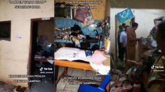 Viral Dokter di Karawang Tinggal di Rumah Kumuh Penuh Sampah, Masih Buka Praktik