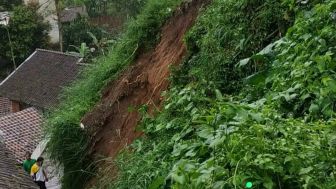 Intensitas Hujan Tinggi, Beberapa Unit Rumah Warga di Kawasan Pasirwangi Garut Terdampak, 1 Unit Ambrol