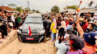 Presiden Jokowi Lebih Memilih Gunakan Jalan Rusak Saat Kunjungan ke Lampung, Membuat Arinal Junaidi Nampak Kikuk Saat Mendampingi