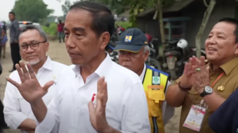 Jajal Jalan Rusak Parah di Lampung Berjalan Kaki, Presiden Jokowi Siap Gelontorkan Anggaran 800 Miliar, Gubernurnya Malah Begini