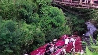 Viral Detik-detik Bus Wisata Terjun Ke Sungai di Guci, Begini Kronologinya