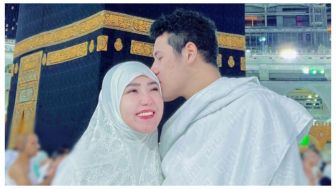 Via Vallen Foto Mesra Bareng Suami di Depan Kabah, Mendadak Tuai Kritikan Pedas