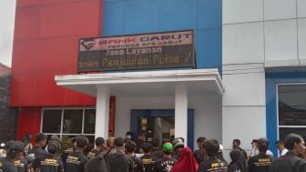 Massa FPPG Geruduk Kantor Pusat Bank Garut Menuntut Jajaran Direksi Dicopot, Jika Tidak Digubris Aksi Lebih Besar Akan Dilakukan