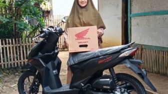 Kisah Pilu Ustadzah Cantik dari Majalengka Meraih Gelar Sarjana Sambil Besarkan Adik-adiknya, Akhirnya Dapat Hadiah Motor dari Pengusaha Malaysia