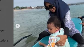 Bikin Khawatir! Ajak Baby Moana Main di Laut Tak Pakai Pelampung, Instagram Ria Ricis Banjir Komentar Netizen