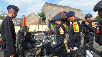 Jelang Pilkades Serentak, Satuan Brimob kompi 1 Yon D Garut Gelar Pasukan PAM dan Mengecek Peralatan Pengamanan
