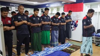 Foto Timnas Indonesia Salat Maghrib Berjamaah Usai Pertandingan Semi-final Lawan Vietnam Viral, Netizen: Ini yang Bikin Mulus Tujuan Bersama!