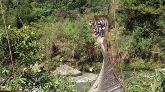 Ngeri! Tali Sling Putus, Rombongan Pengantin di Toraja Utara Terjatuh dari Jembatan Gantung, Seorang Meninggal Dunia