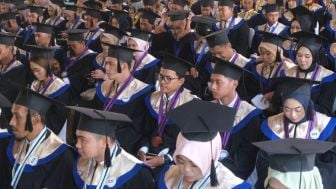 Bupati Garut Mengharapkan Wisudawan Uniga Memiliki Keahlian Khusus dan Mahir Berbahasa Asing