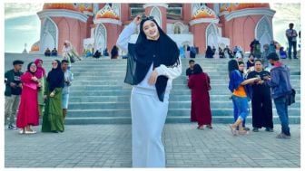 Inara Rusli Ditantang Hapus Makeup Saat Live Tiktok, Netizen: Jaga Sikap