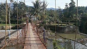 Belajar dari Insiden Maut di Toraja Utara, Warga Khawatir Kondisi Jembatan Gantung yang Lapuk di Desa Bojong-Bungbulang