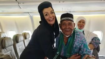 Heboh! Seorang Jemaah Haji Berusia Renta asal Indonesia, Saat di Pesawat Ingat Ayamnya Belum Dimasukin Kandang