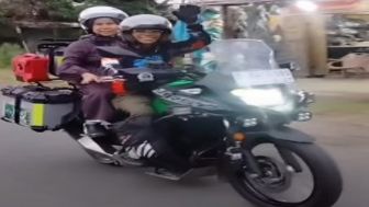 Viral! Sepasang Suami Istri Nekad Naik Haji Pake Sepeda Motor Ternyata Ini Sebabnya