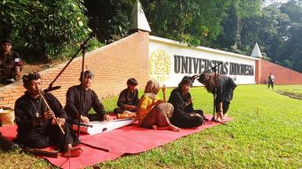Peringati Hari Lingkungan Hidup Sedunia, Dewan Kesenian dan Kebudayaan Garut Ikuti Kirab Sedekah Hutan di Universitas Indonesia