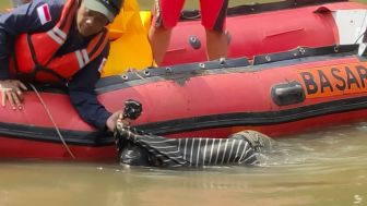 BREAKING NEWS: Saat Mancing Paman dan Keponakan Diduga Tenggelam di Sungai Cimanuk, Seorang Ditemukan Meninggal Dunia