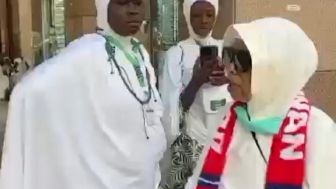 Viral! Bikin Ngakak, Emak-emak Jemaah Haji dari Indonesia Ngajak Jemaah Haji Asal Afrika untuk Main ke Soreang