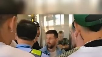 Messi Tertahan di Bandara China Terkendala Paspor, Netizen: Kalau di Indonesia Dijemput Capres