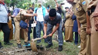 Atasi Sampah Plastik, Pemkab Garut Berinovasi Menjadikan Bahan Baku Aspal