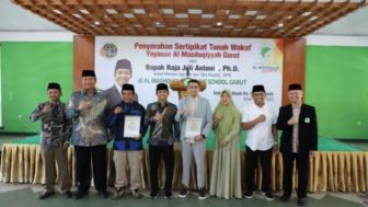 Wakil Menteri ATR/BPN Serahkan Sertifikat Tanah Wakaf di Garut
