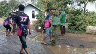 Protes Jalan Rusak, Warga Mekarmukti Garut Memancing dan Menanam Pohon di Jalan Berlubang