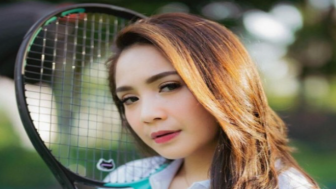 Kepergok Teteskan Air Mata Saat Tenis Indoor, Kakak Ipar Syahnaz Sadiqa Jadi Sorotan Netizen